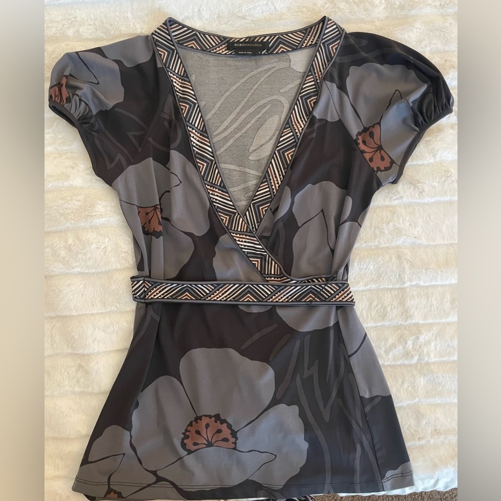 Bcbg ladies blouse size small fitted Femenine
